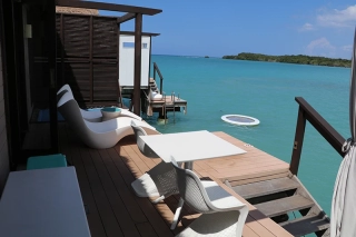 Wasser-Bungalow Terrasse Sandels Ressort Jamaika