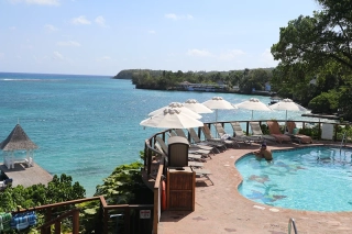 Pool am Stand Sandels Ressort Jamaika