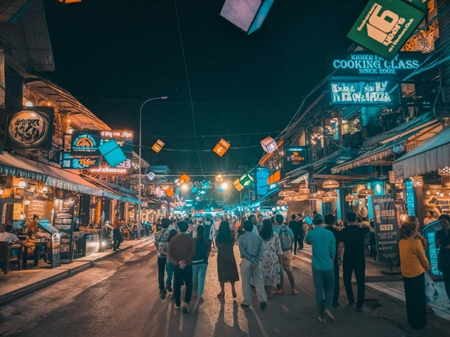 Die Hauptstrasse in Siem Reap, auf der man zu Fuss unterwegs sein kann.