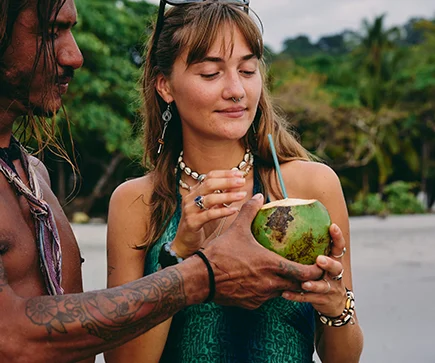 Tonga Touristen mit Kokosnuss