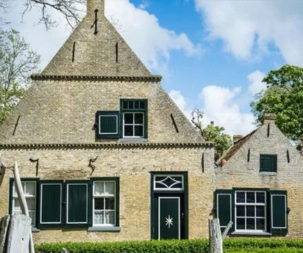 Badeferien abseits des Massentourismus Insel Ameland Niederlande Holland Typische Dorf Häuser Ferien webook.ch