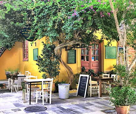 Badeferien abseits des Massentourismus Nafplio Peloponnes Griechenlands Imbiss für die Familie