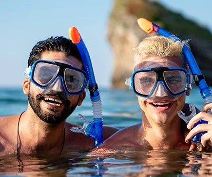 Beliebte Jugend-Ferienziele im Sommer am Strand