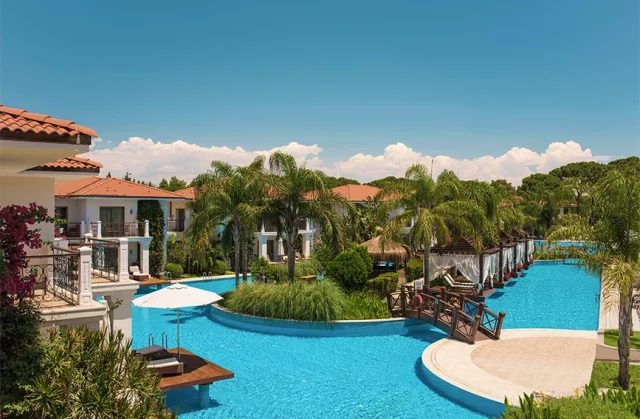 ela-hotels-lake-house-pool